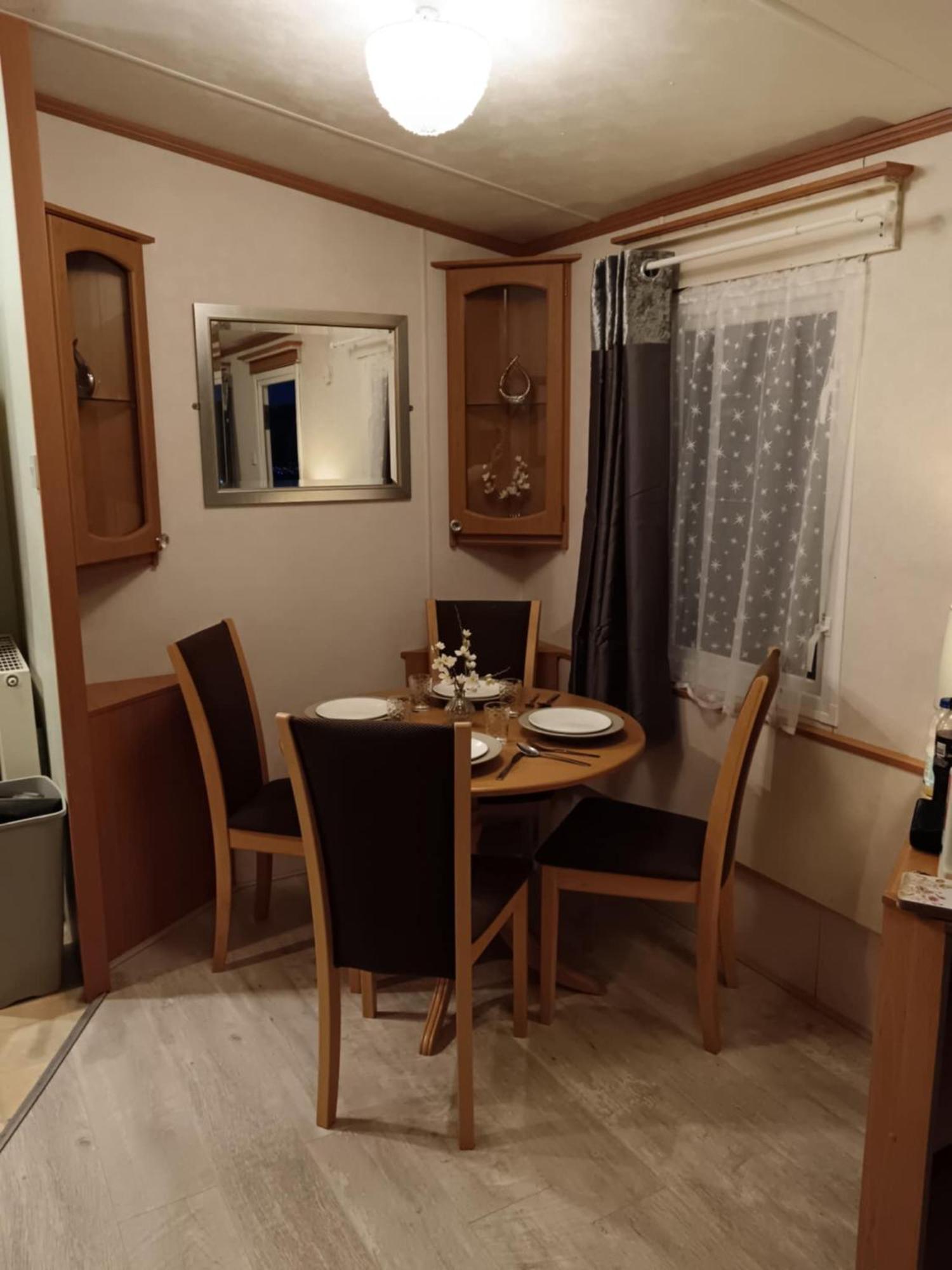 Lovely 3 Bedroom 8 Berth Caravan In Rhyl Extérieur photo